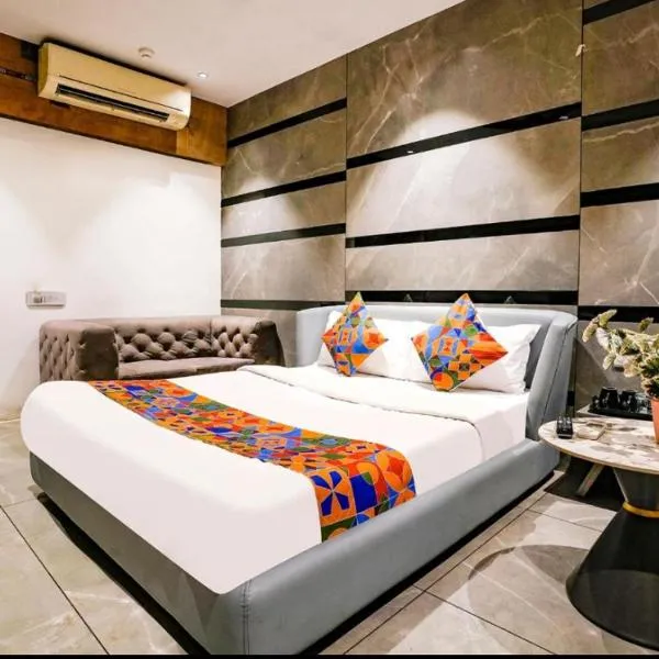 Hotel Golden Light - Best Rated Hotel in Mathura- Boutique Property，位于马图拉的酒店