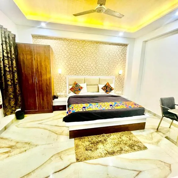 Hotel Star Fortune - Affordable Family Rooms，位于Tājganj的酒店