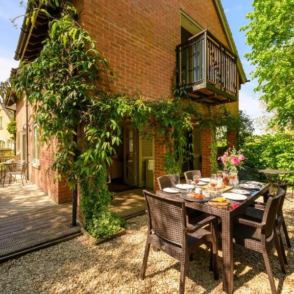 Cosy Cotswold Lodge by Your Home Here - SUMMER SALE for 3 PLUS NIGHTS - ideal for families with log-burner, spa, private parking, EV recharging and heated swimming pools，位于Ashton Keynes的酒店