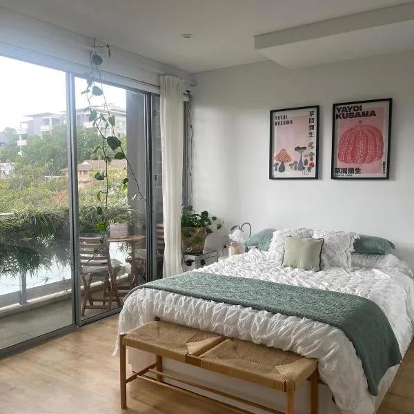 Dreamy Modern Oasis in the City，位于卧龙岗的酒店