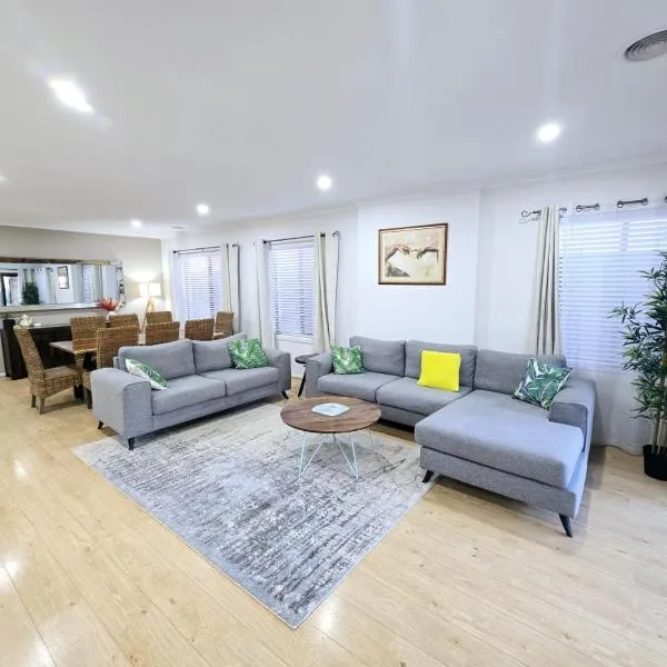 Spacious and stylish house, close to Metro, fully AC，位于Williams Landing的酒店