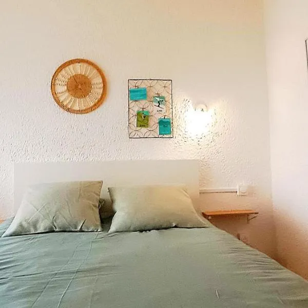 studio cosy vue lac, avec piscine et tennis，位于Prunières的酒店
