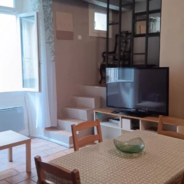Appartement pour 4 personnes dans une rue très calme，位于Saint-Laurent-le-Minier的酒店