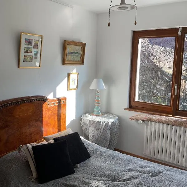 charmante chambre d'hôtes avec salon et terrasse，位于Nernier的酒店