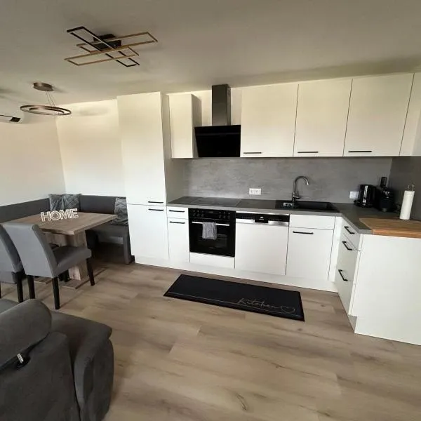 Apartment KARAWANKENBLICK im HERZEN von VILLACH mit Privatgarage，位于菲拉赫的酒店