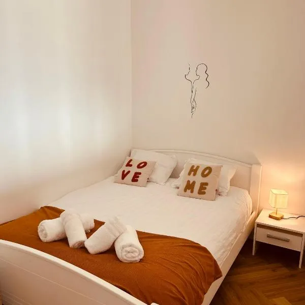 Agréable Studio Chantilly avec balcon et parking securisé，位于波城的酒店