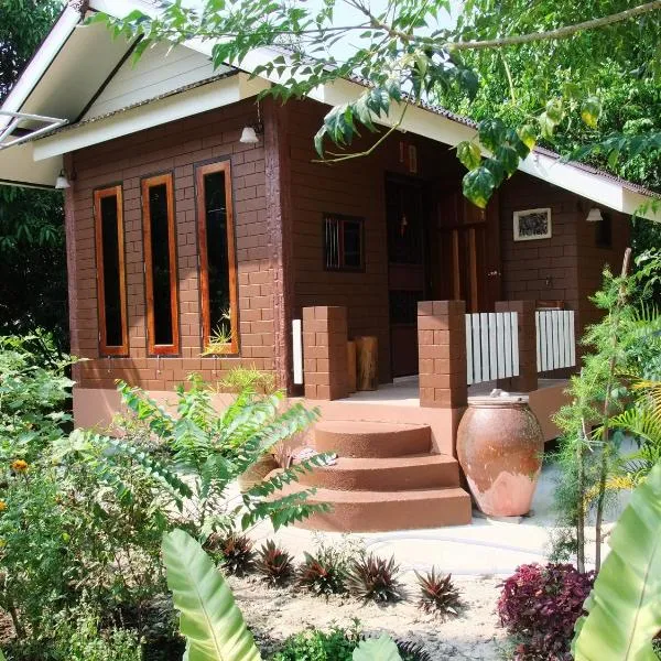 บ้านสวนบรรจงอักษร Bansuan Banjong Akkson，位于Ban Chek的酒店