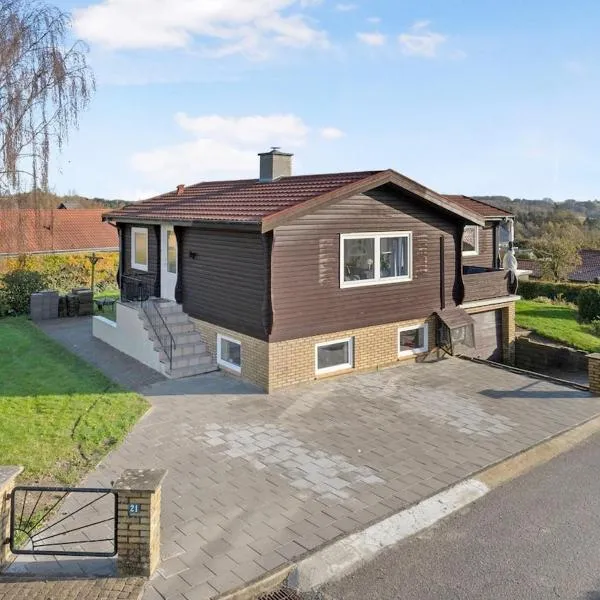 Spacious & Cozy Apartment in Tranquil Vejle Suburb，位于瓦埃勒的酒店
