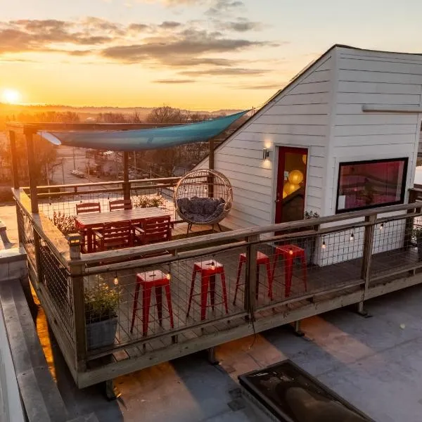 Designer Penthouse with Rooftop Deck Near Downtown and Lookout Mtn，位于查塔努加的酒店