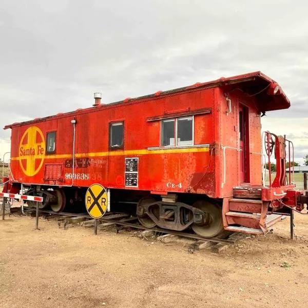 Midnight Train to Marfa 1948 Caboose，位于马尔法的酒店