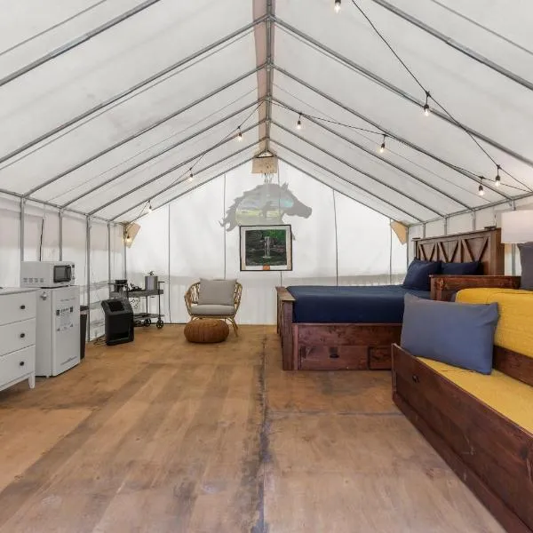 River Front Hallowed Horse Glamp Tent 2，位于Stanton的酒店