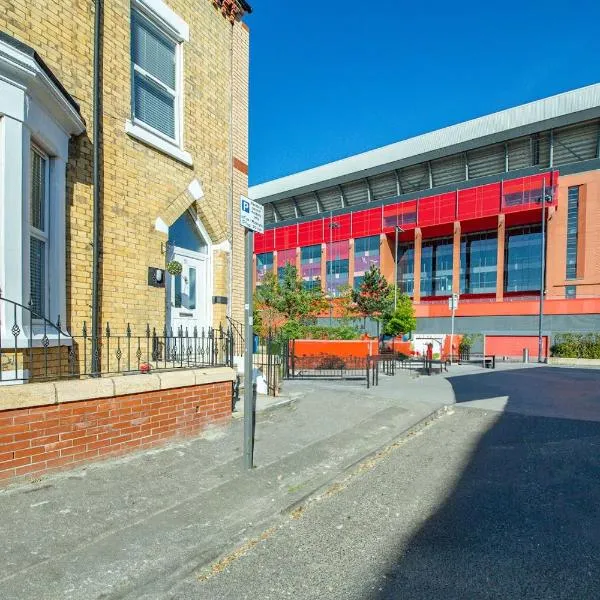 The Rockfield by Serene Stays Stylish 6BR near Anfield with Bar Parking Virgin Media and Fast WiFi，位于利物浦的酒店