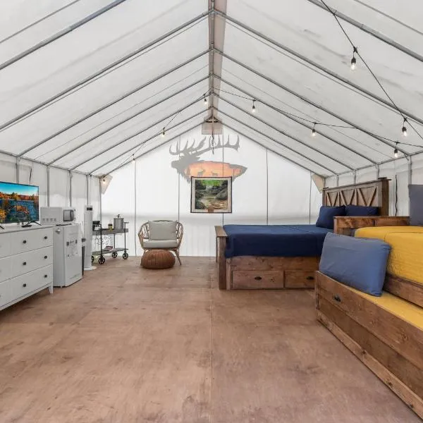 Red River Elusive Elk Glamping Tent 1，位于Stanton的酒店
