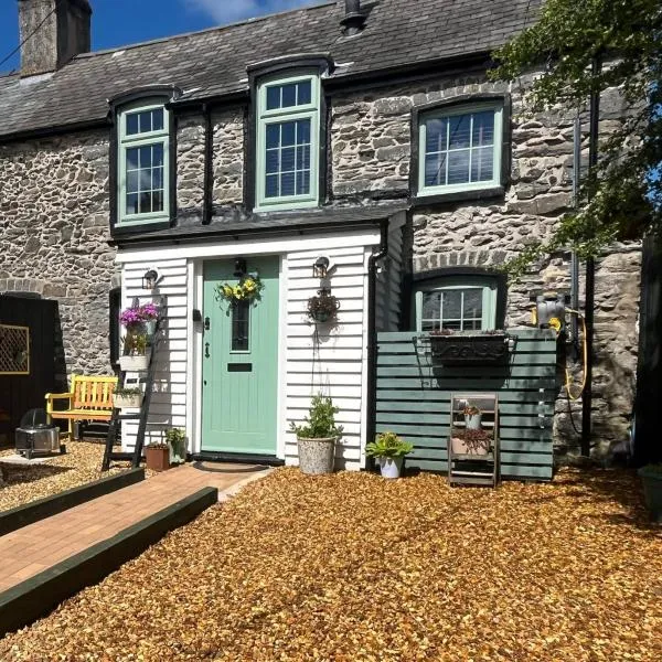 Harlequin Cottage，位于Llangernyw的酒店