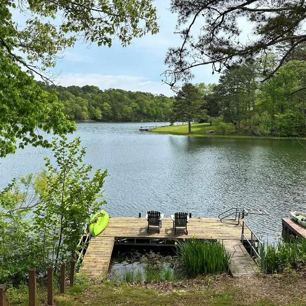 Lakefront and Trailside Escape with Private Dock and Deck，位于贝亚维斯塔的酒店
