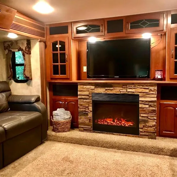 Shady Oaks, wooded, peaceful, relaxing, romantic, near ATV trails，位于Mena的酒店