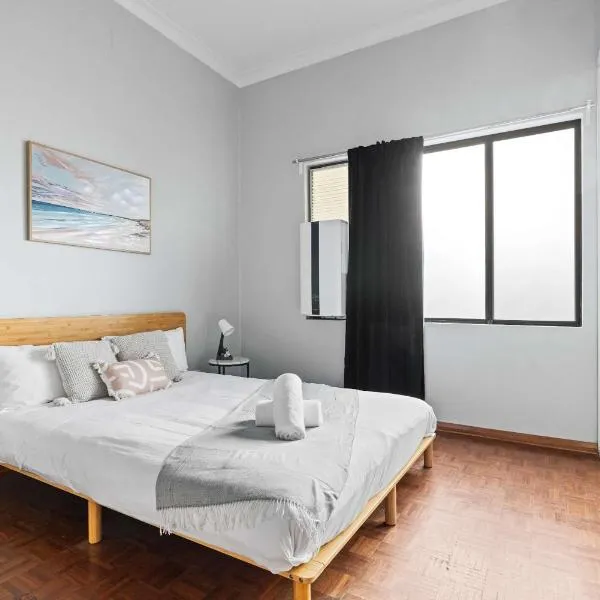 Relaxing Double Room in Belmore - Convenient Stay Near Shops - Shared Bathroom，位于悉尼的酒店