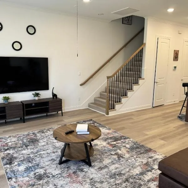 Modern 2 Bedroom All-En-Suite Near Downtown with EV Socket，位于休斯顿的酒店