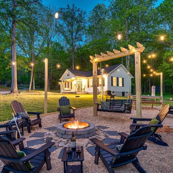 Shenandoah family & dog friendly cabin - 5 min walk river with private river access, BBQ, playground, fire pit，位于仙纳度的酒店