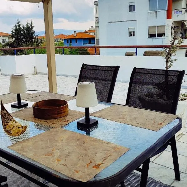 Golden Sky 1 Apartment，位于佩雷亚的酒店