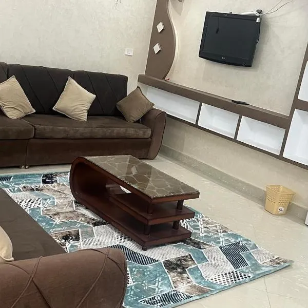 Large 2 Bedrooms 4 beds full apartment suitable for Families in Fayoum Dalah，位于Mudīrīyah的酒店