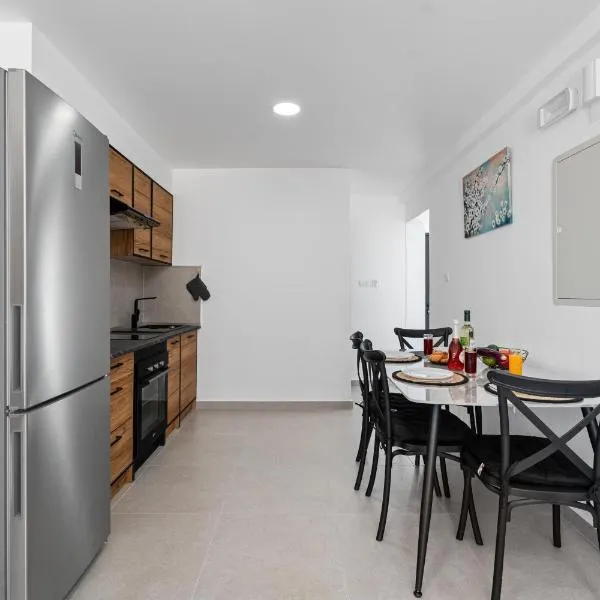 PANATHEON - Luxury 1 & 2 bdr bungalows 300 meters from sandy beach!，位于阿依纳帕的酒店