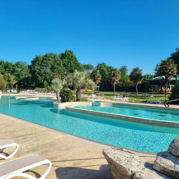 Camping de l Orangerie de Lanniron Mobilhome Esprit Zen R26，位于坎佩尔的酒店