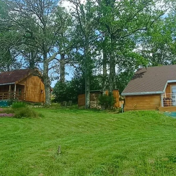 Les Chalets de La Vialette，位于Servières-le-Château的酒店