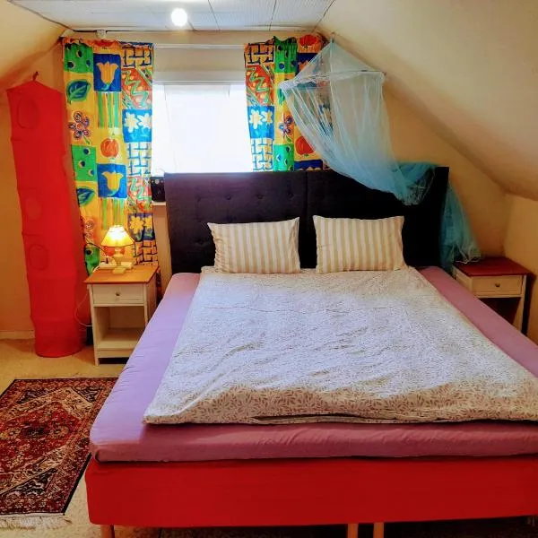 Small bedroom, outside toilet, shower kitchen, 120 m from Sandbach，位于Bräcke的酒店