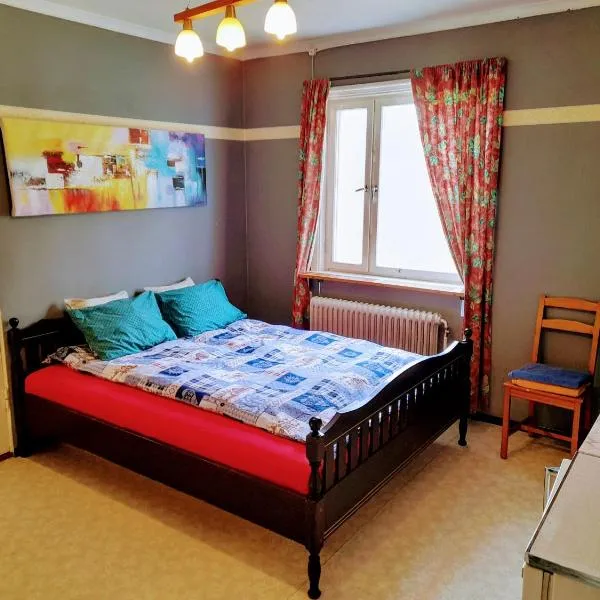 Bedroom with kitchen, 120 m from Sandbach，位于Bräcke的酒店