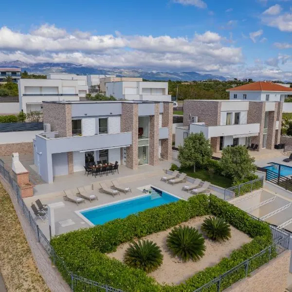Villas Royal I with Private Pool，位于诺瓦利娅的酒店