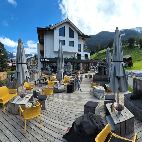 SKILL Mountain Lodge - Ski und Bike Hostel im Sommer mit JOKER CARD，位于萨尔巴赫的酒店