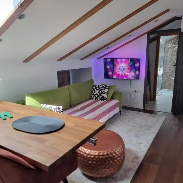 Eclectic suburbian oasis 7km from the beach，位于卡维勒的酒店