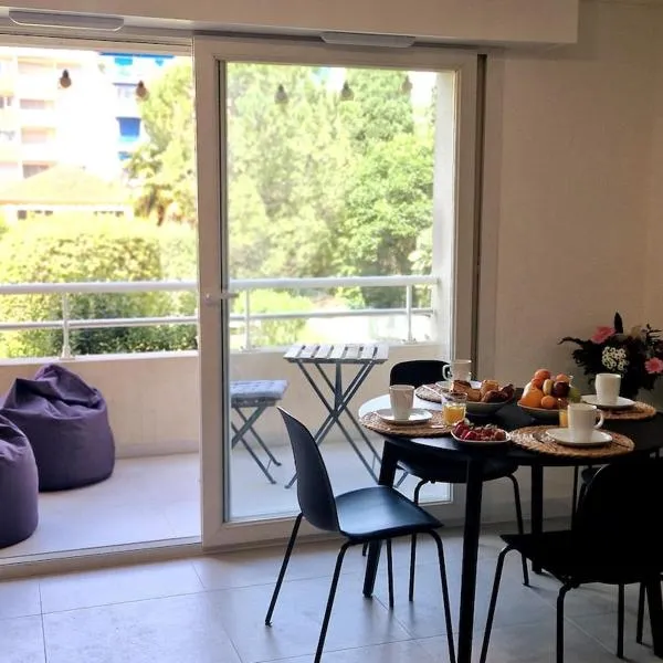 Beautiful 2P 39 m2, AC, balcony，位于昂蒂布的酒店