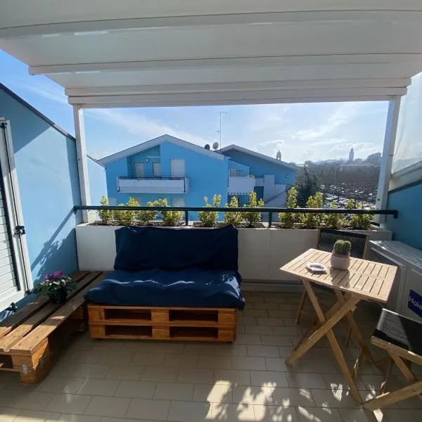 Una Mansarda Sul Mare，位于法诺的酒店