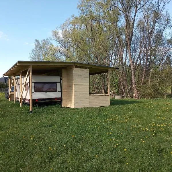 Zážitkový pobyt v karavanu u Slezské Harty，位于Mezina的酒店