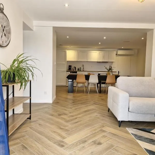 Le Zénith - 3 chambres, 3 sdb, climatisé - 8 pers max - Réservation à la chambre possible - Local à vélos，位于Lagnieu的酒店