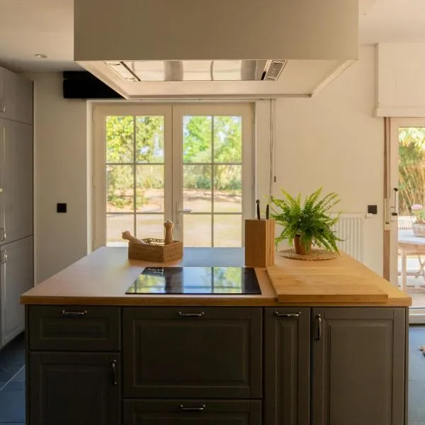 Maison de l Histoire Quiet Stay near Ghent，位于圣马尔滕斯·拉特姆的酒店