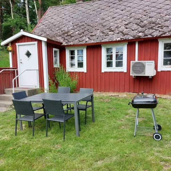 Easily accessible cabin with woodburner outside Hässleholm，位于Hörja的酒店