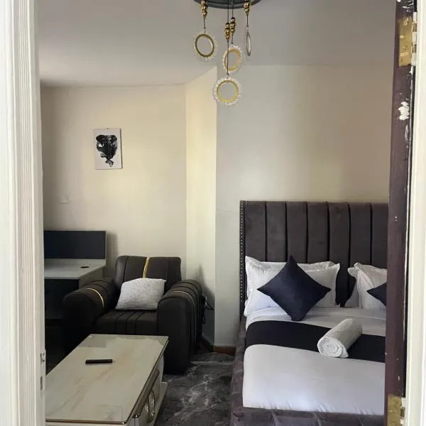 Sahel Executive Studio apartment with separate kitchen and bathroom in another section from the main room for cheap accommodation in Elgon View near Eldoret sports club,Rapha Hospital, Naivas supermarket, rupha mall, and Eldoret International Airport，位于埃尔多雷特的酒店