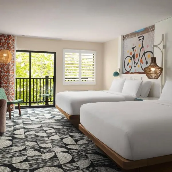 索洛纳海滩德尔马快捷假日&套房酒店，位于索拉纳海滩的酒店