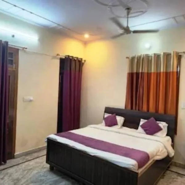 HOTEL PRISHA STAY# Near Kathota Jheel - Malhaur Railway Station- Free Parking and Wi-fi Facilities- Fully Air Conditioned Hotel，位于勒克瑙的酒店