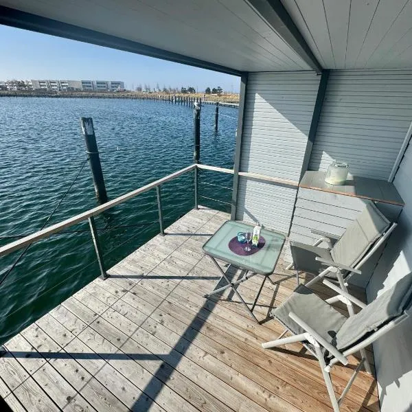 Hausboot Lilla Lina，位于费马恩的酒店