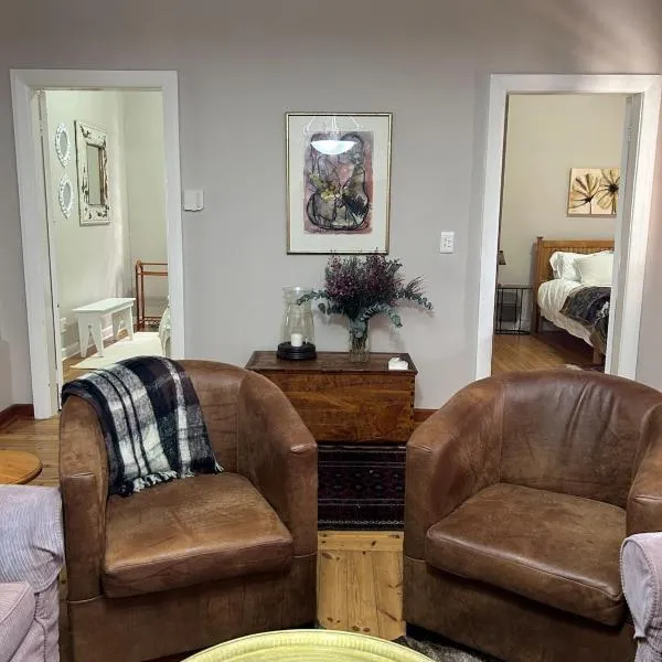 Dottie's charming cottage two bedroom apartment and workspace，位于帕尔的酒店