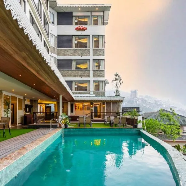 Summit North Star Hotel with Swimming Pool，位于甘托克的酒店