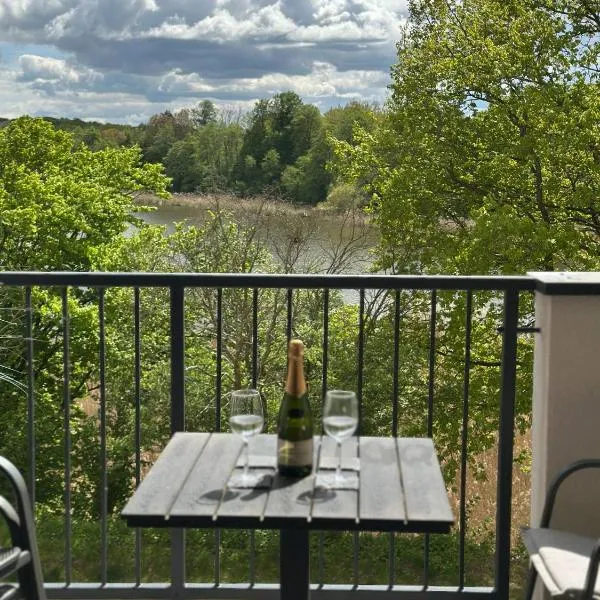 Apartament NATURA z widokiem na jezioro，位于伊拉华的酒店