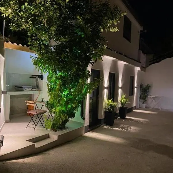 Luxury Apartman Anđela，位于班约勒的酒店