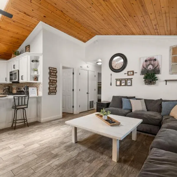 Hummingbird Corner Pet Friendly Great Location Jacuzzi，位于大熊湖的酒店