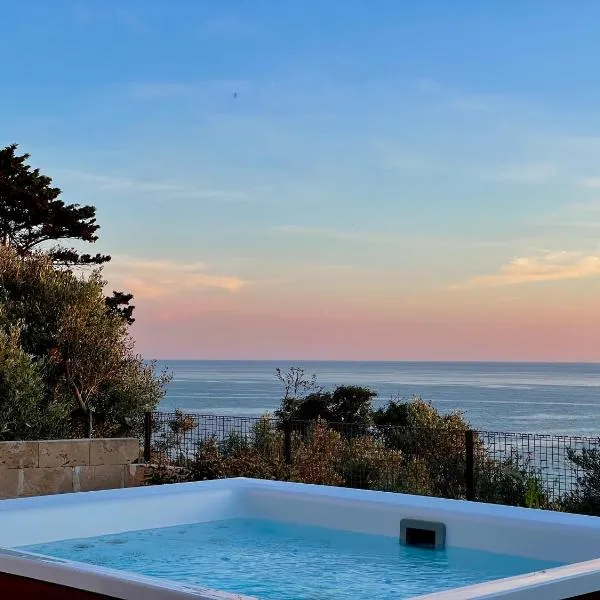 Trullo vista mare con idromassaggio riscaldato，位于Marina San Gregorio的酒店