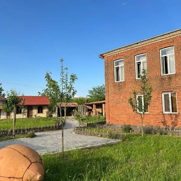 Villa Obcha - Whispering Vines Guesthouse，位于Bagdatʼi的酒店